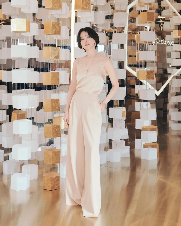 Bộ đồ có tông màu tươi sáng giúp Song Hye Kyo khoe trọn làn da căng tràn sức sống. Ảnh: FBNV