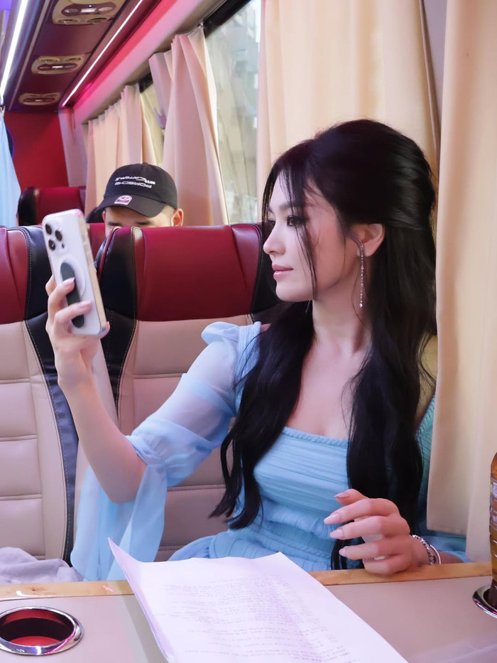 Song Hye Kyo sửa sang khi ở hậu trường. Ảnh: IGNV