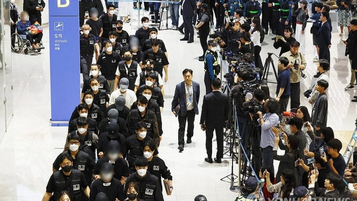 Nhóm công dân Hàn Quốc bị bắt tại Campuchia bị trục xuất về nước. Ảnh: Yonhap News