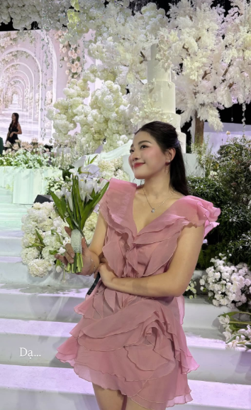 Nhan sắc xinh đẹp của bạn thân Đỗ Thị Hà khiến nhiều người xuýt xoa.