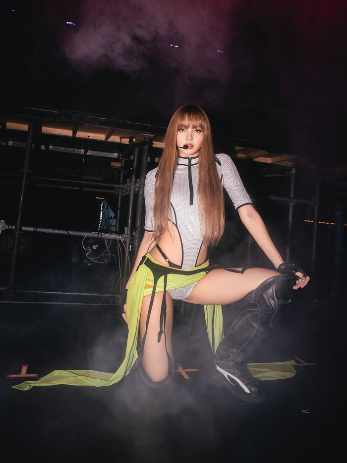 Bộ đồ diễn mới nhất của Lisa đã gây tranh cãi ngay từ khi cô xuất hiện trên sân khấu. Ảnh: IGNV