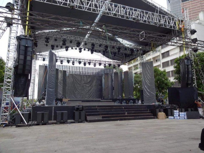 Nữ ca sĩ bị người đàn ông kéo xuống sân khấu sàm sỡ, tức giận hủy show tại chỗ rồi bỏ về Ảnh 1