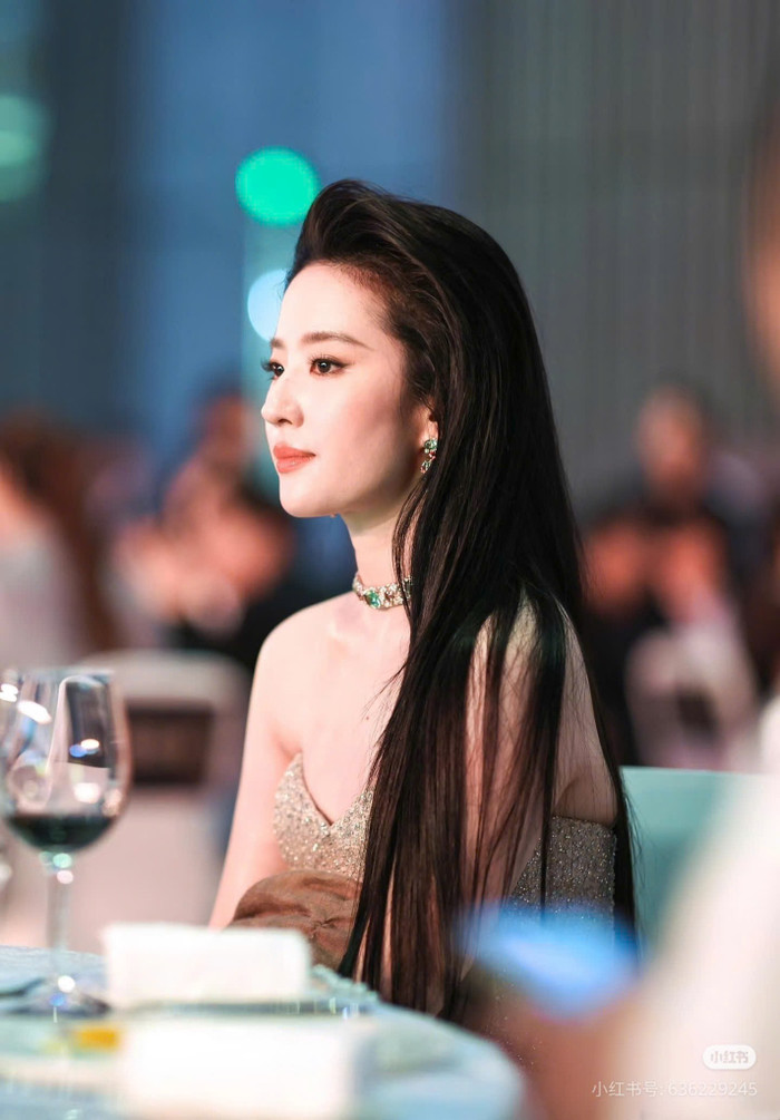 Lưu Diệc Phi sở hữu góc nghiêng không tỳ vết. Ảnh: Xiaohongsu