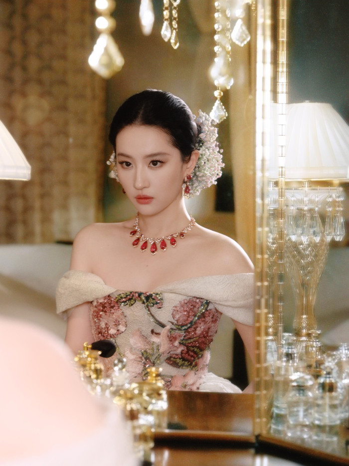 Cận visual nổi bật của Lưu Diệc Phi. Ảnh: Weibo