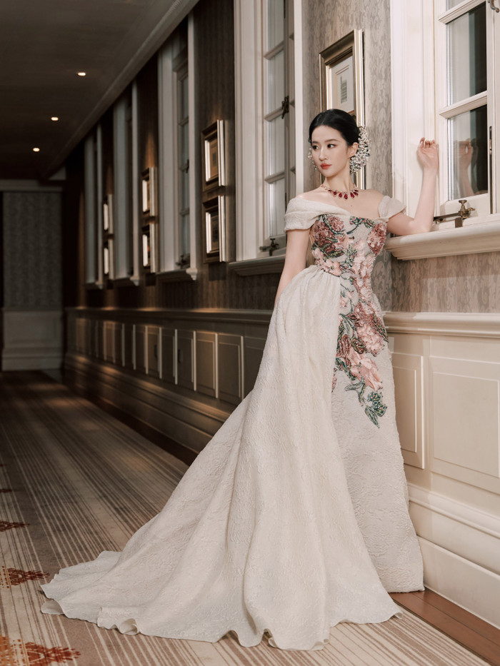 Lưu Diệc Phi tự tin tạo dáng với chiếc váy được thiết kế cầu kỳ, tỉ mỉ. Ảnh: Weibo