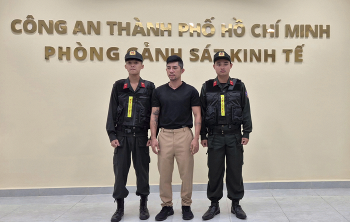 Ca sĩ Lương Bằng Quang tại cơ quan điều tra. (Nguồn: )
