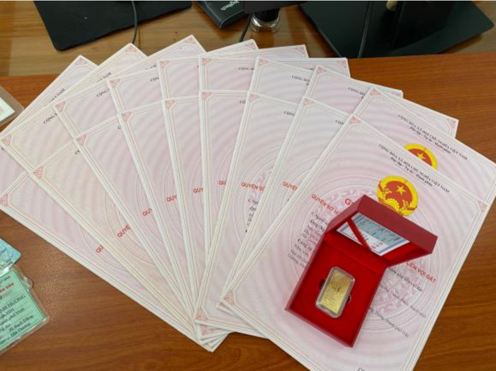 Lương Bằng Quang từng nhiều lần khoe sổ đỏ và vàng miếng. Ảnh: FBNV