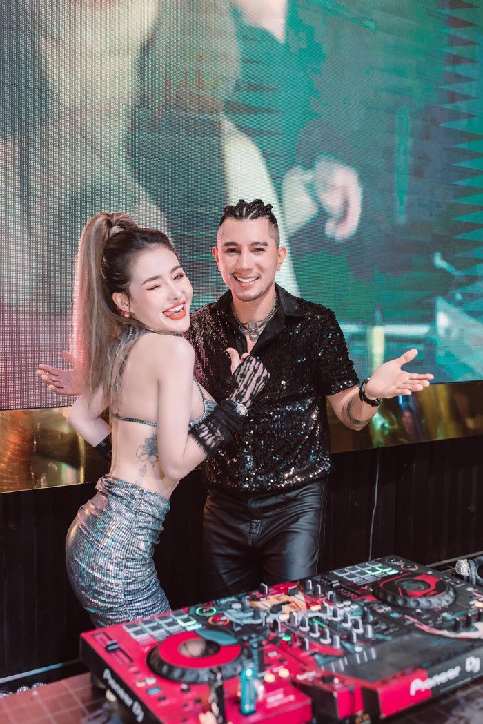 Trong mỗi đêm diễn, Lương Bằng Quang và Ngân 98 thường nhận được nhiều tiền khán giả tặng thêm ngoài cát-sê ban đầu. Ảnh: FBNV