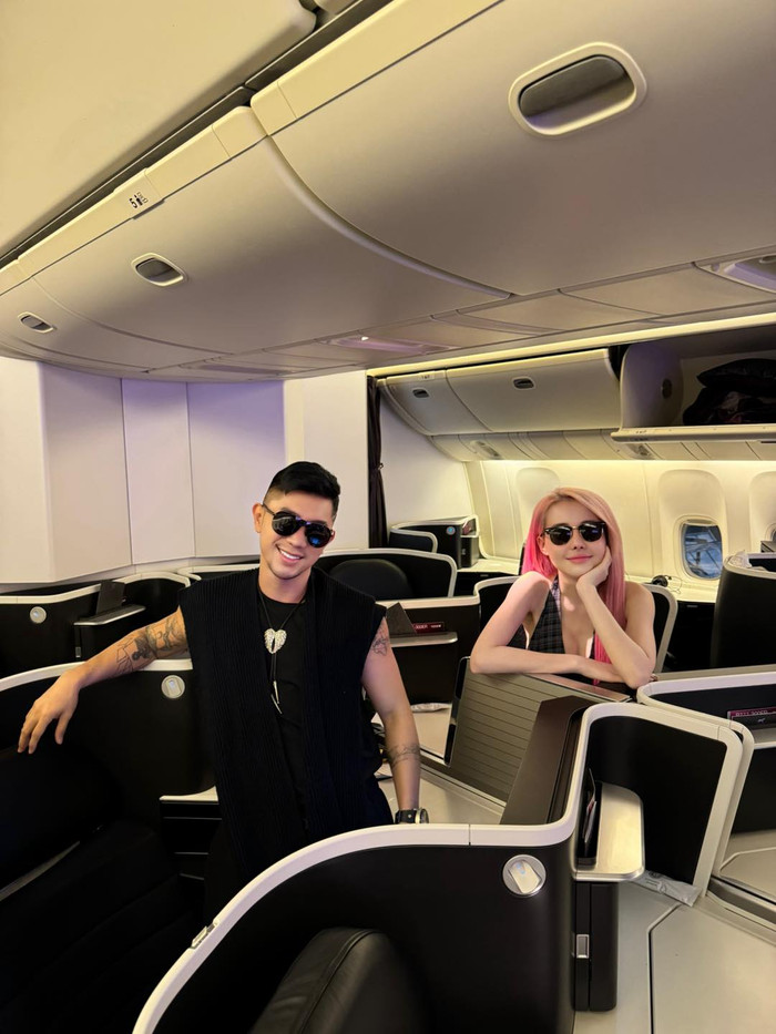 Lương Bằng Quang và Ngân 98 trong một lần có mặt trên máy bay ở hàng ghế hạng thương gia. Ảnh: FBNV