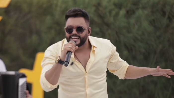 Nam ca sĩ đang hát thì bị khán giả ném lon bia vào đầu, máu chảy ướt mặt Ảnh 2