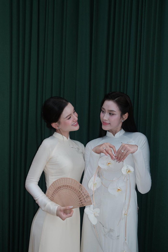 Tú Quỳnh và Đỗ Thị Hà tạo dáng nhí nhảnh trong ngày trọng đại của nàng hậu.