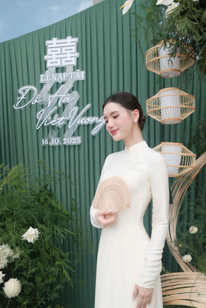 Tú Quỳnh từng tốt nghiệp Đại học Ngoại thương và từng giành danh hiệu Hoa khôi Áo dài Việt Nam.