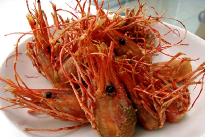 Thịt trong đầu tôm tuy ít nhưng có thể tận dụng để nấu canh, rim hoặc chiên giòn. (Ảnh minh họa)