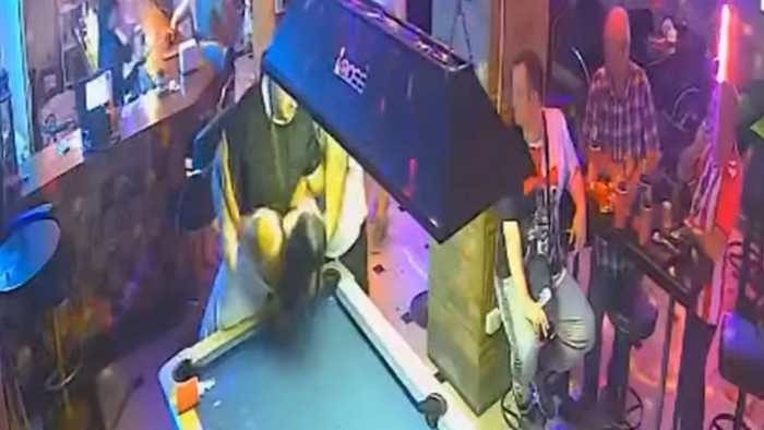 Cãi nhau với người yêu, cô gái có hành động khiến cả quán nhậu kinh hoàng Ảnh 2