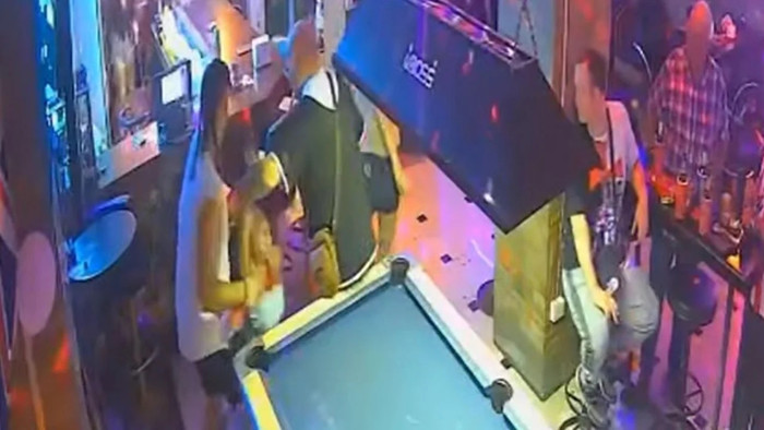 Cãi nhau với người yêu, cô gái có hành động khiến cả quán nhậu kinh hoàng Ảnh 1