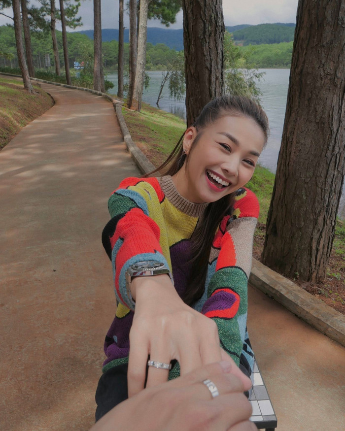 Chiếc đồng hồ Rolex xuất hiện trong ảnh kỷ niệm 2 năm cưới của Thanh Hằng. (Ảnh: FBNV)