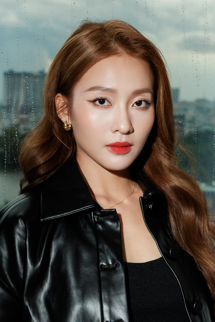 Khả Ngân kẻ mắt 'sắc lẹm', thoa son đỏ rực trong lần xuất hiện mới nhất. Ảnh: FBNV