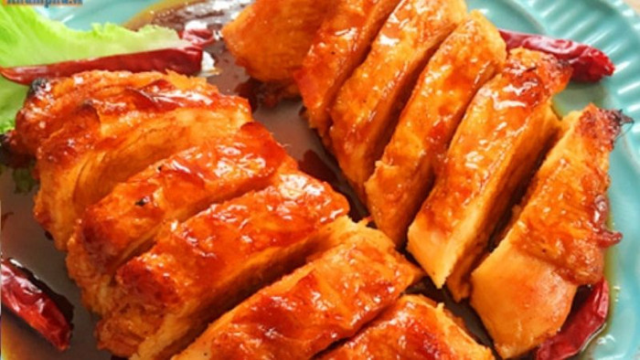 Ức gà cũng cung cấp các axit béo không bão hòa như oleic và linoleic, vốn là những thành phần có tác dụng bảo vệ tim mạch và ổn định huyết áp. (Ảnh minh họa)