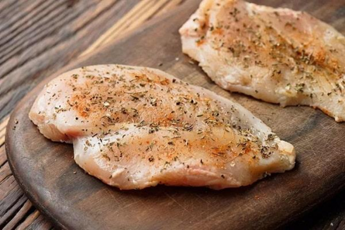 Ức gà được xem là một trong những thực phẩm có hàm lượng protein cao nhất trong các loại thịt. (Ảnh minh họa từ Internet)