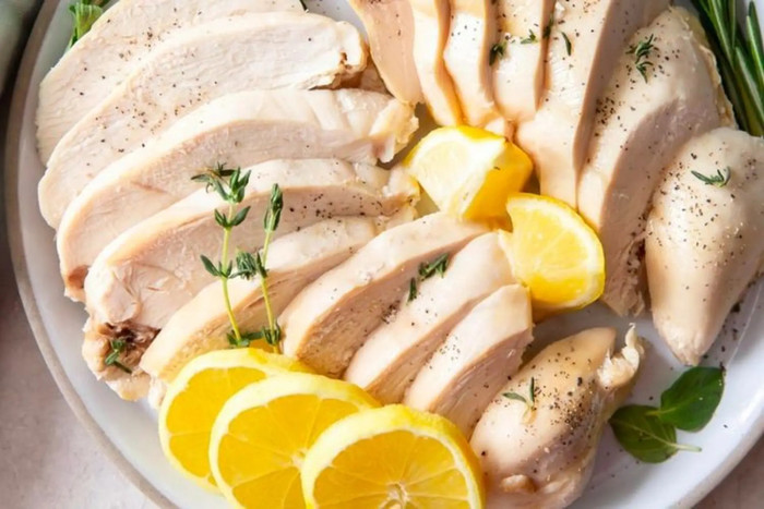 Ức gà là nguồn cung cấp protein dồi dào, đồng thời mang lại nhiều lợi ích đáng kể cho sức khỏe. (Ảnh minh họa từ Internet)