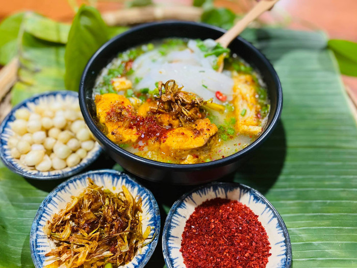 Cháo cá ngon, chuẩn vị nhất khi ăn cùng củ nén, bột ớt khô. (Nguồn: Hằng Lê)