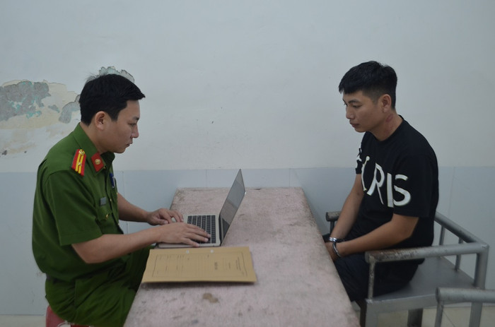 Cán bộ Phòng Cảnh sát hình sự lấy lời khai đối tượng Bàn Văn Vỹ. Ảnh: Công an tỉnh Nghệ An&nbsp;