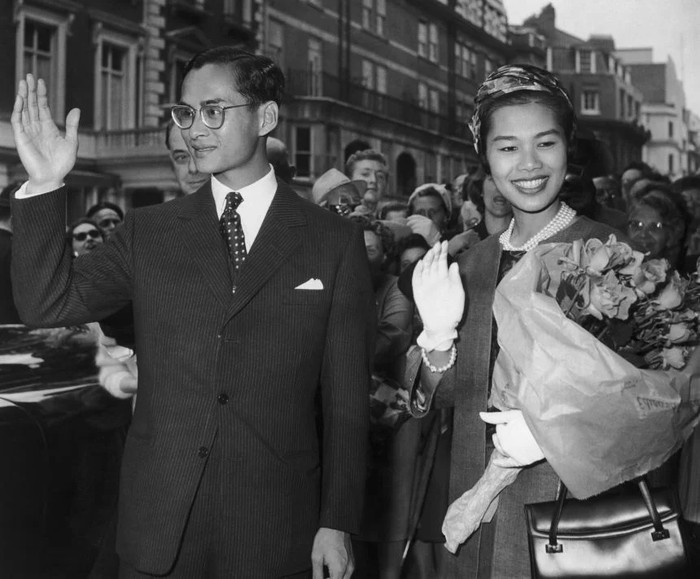 Ảnh cố Quốc vương Bhumibol và Hoàng hậu Sirikit do CNN cung cấp.