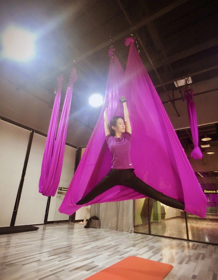 Lưu Diệc Phi tập yoga bay. (Nguồn: Weibo)