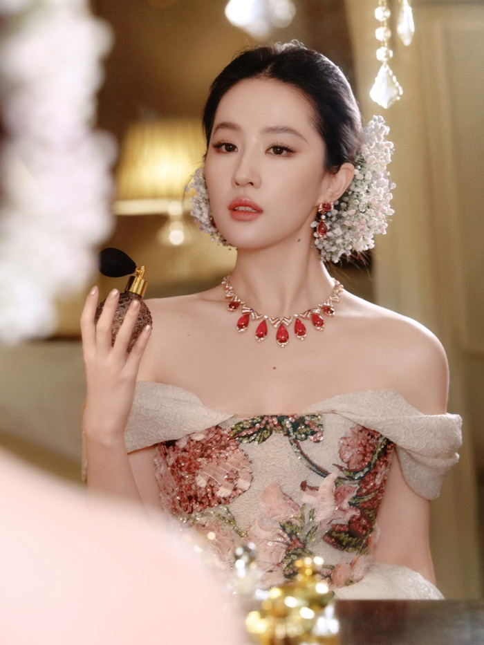 Lưu Diệc Phi sở hữu làn da mịn màng vạn người mê. (Nguồn: Weibo)