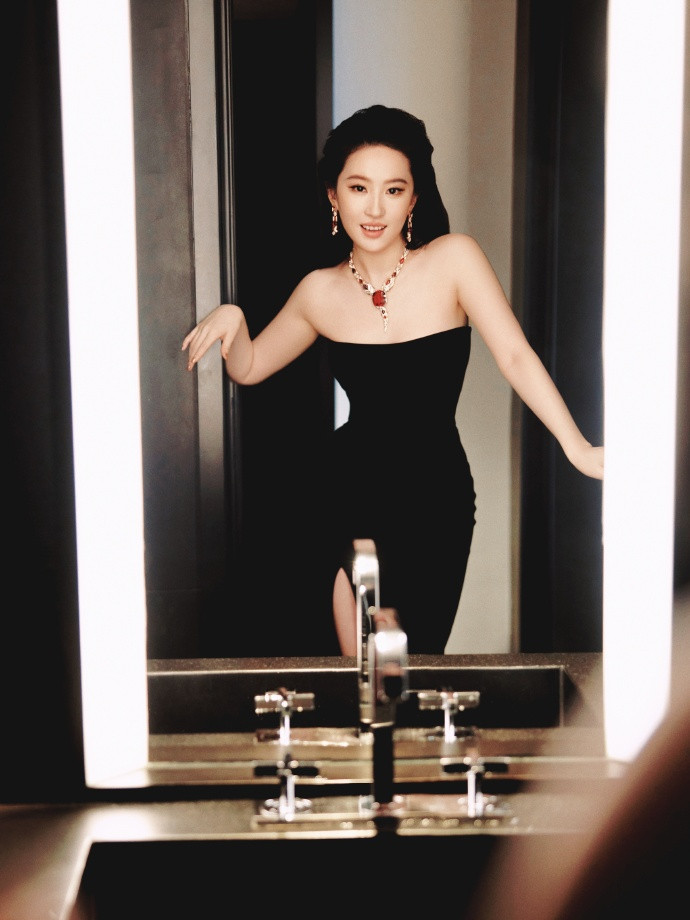 Vóc dáng 'đồng hồ cát' của Lưu Diệc Phi. (Nguồn: Weibo)