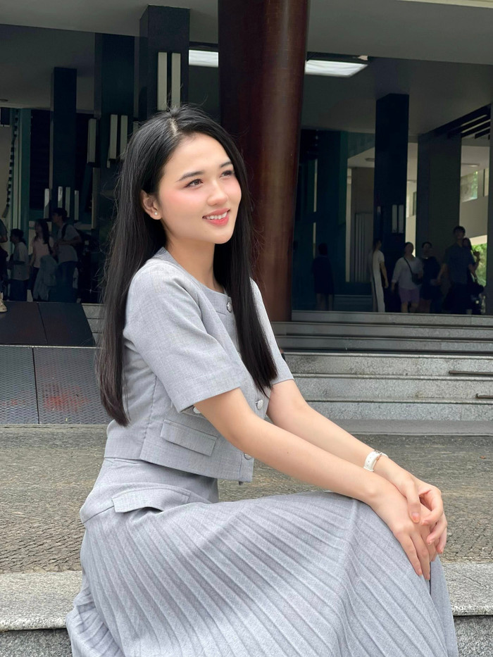 Á hậu Thu Ngân ưa chuộng trang điểm tự nhiên, ăn diện trẻ trung khi ở ngoài đời thường. Ảnh: FBNV