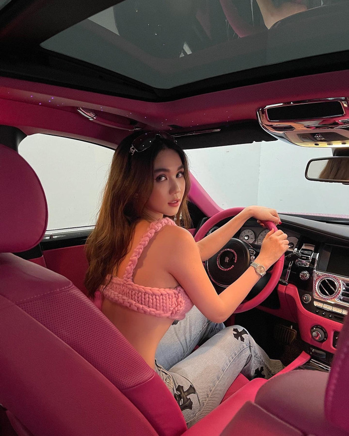 Ngọc Trinh và Rolls-Royce Ghost độ Black Pink. Ảnh: FBNV