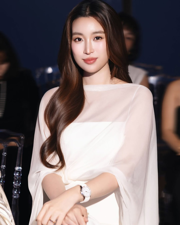 Chiếc đồng hồ đã giúp Đỗ Mỹ Linh trở nên nổi bật hơn khi diện váy trắng. Ảnh: IGNV