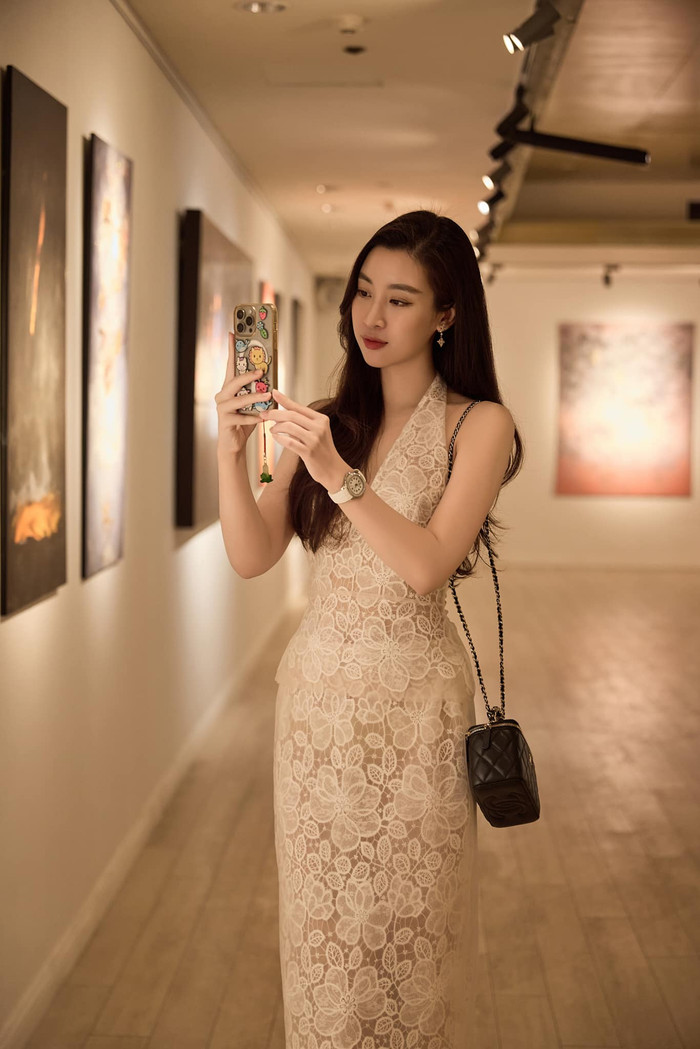 Đỗ Mỹ Linh dùng điện thoại chụp ảnh trong một lần đi dự triển lãm. Ảnh: FBNV