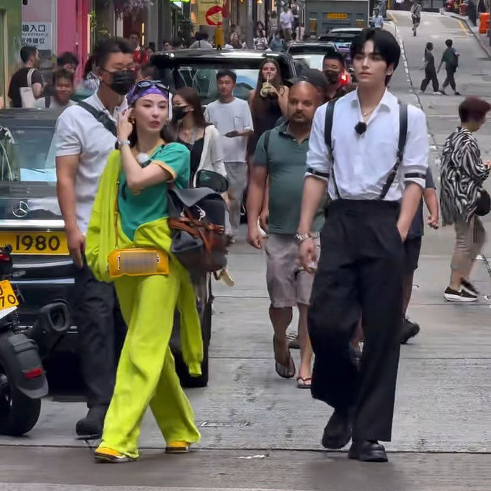 Hình ảnh Trương Bá Chi dạo phố cùng chàng trai trẻ nhanh chóng thu hút netizen quan tâm. (Ảnh Sohu)