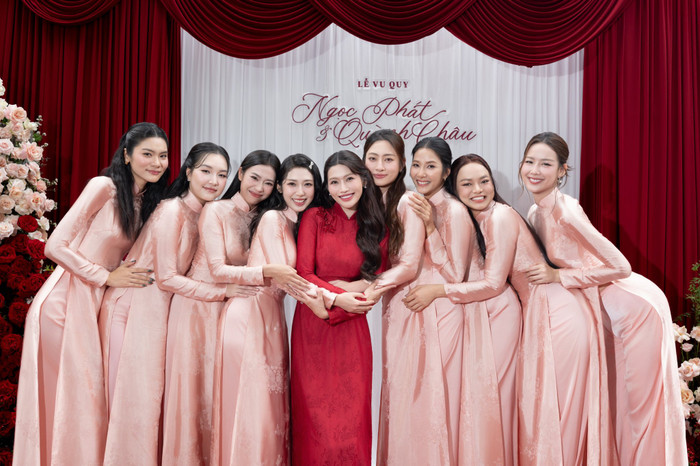 Lễ vu quy của người đẹp quy tụ dàn phù dâu là những gương mặt quen thuộc trong làng giải trí Việt.