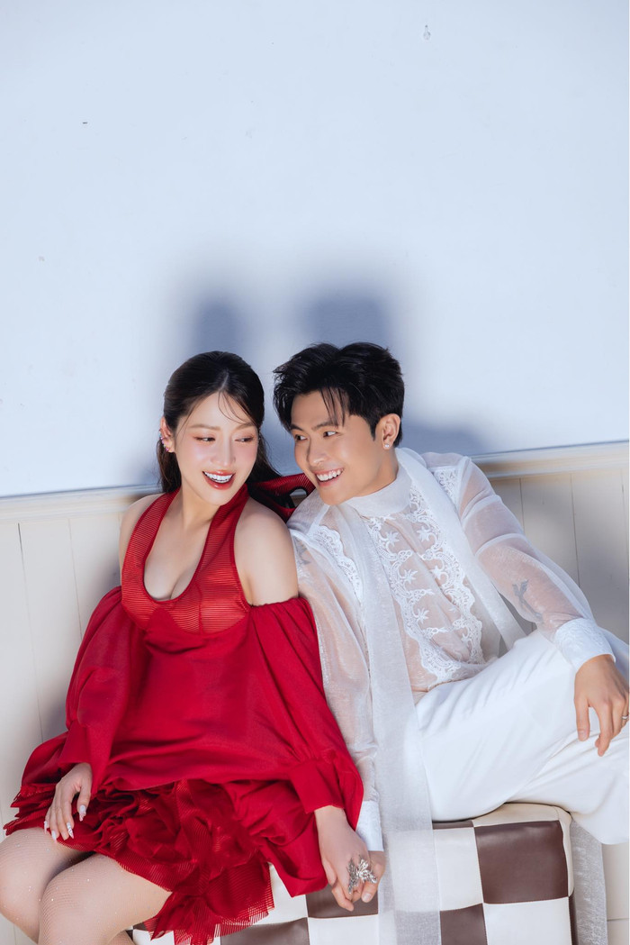 Puka và Gin Tuấn Kiệt thường chụp những bộ ảnh kỉ niệm từ khi hẹn hò, kết hôn cho đến lúc có con. Ảnh: FBNV