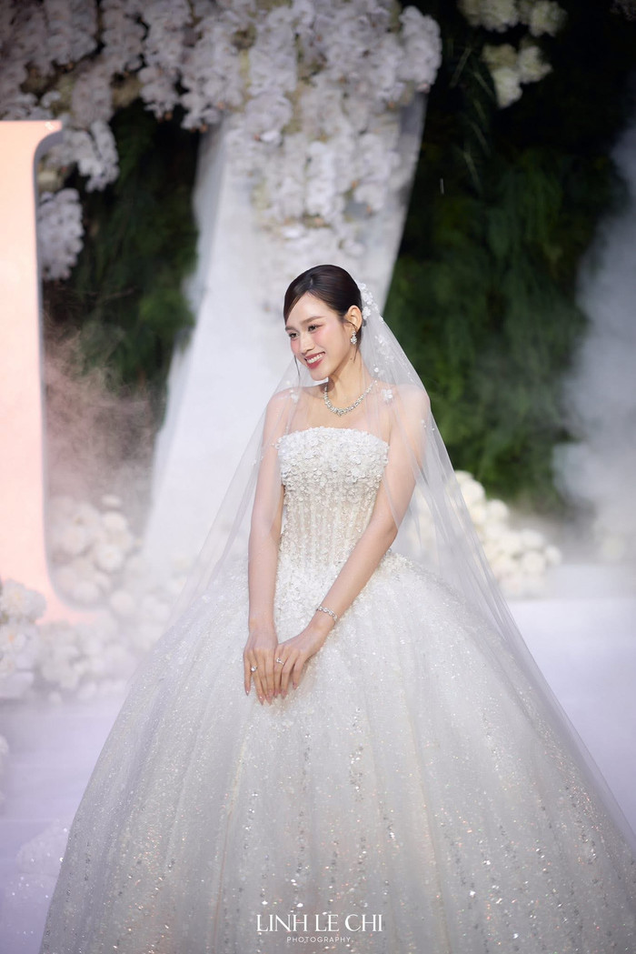 Đỗ Thị Hà trong bộ váy cưới. Ảnh: Linh Le Chi Photography