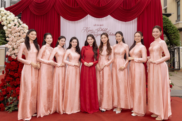 Dàn phù dâu cực kỳ chất lượng của nàng hậu Chế Nguyễn Quỳnh Châu (Ảnh: FBNV).