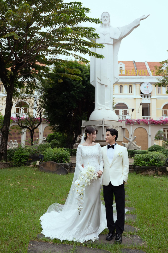 Trước đó, Chế Nguyễn Quỳnh Châu cùng chồng doanh nhân đã tổ chức lễ hôn phối tại nhà thờ (Ảnh: FBNV).