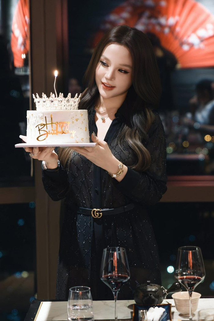 Huyền Baby rực rỡ đón tuổi mới (Ảnh: FBNV).