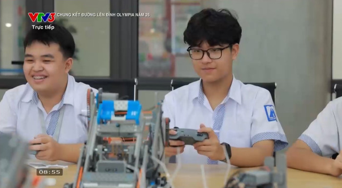 Trần Bùi Bảo Khánh thường đeo đồng hồ Sinophy Sport đến trường. (Nguồn: VTV)