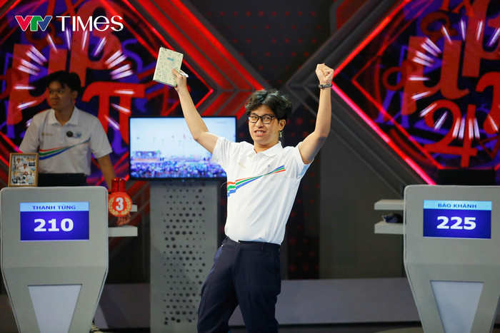Bảo Khánh xuất sắc trả lời đúng cả 3 câu hỏi ở phần thi Về đích. (Nguồn: VTV)