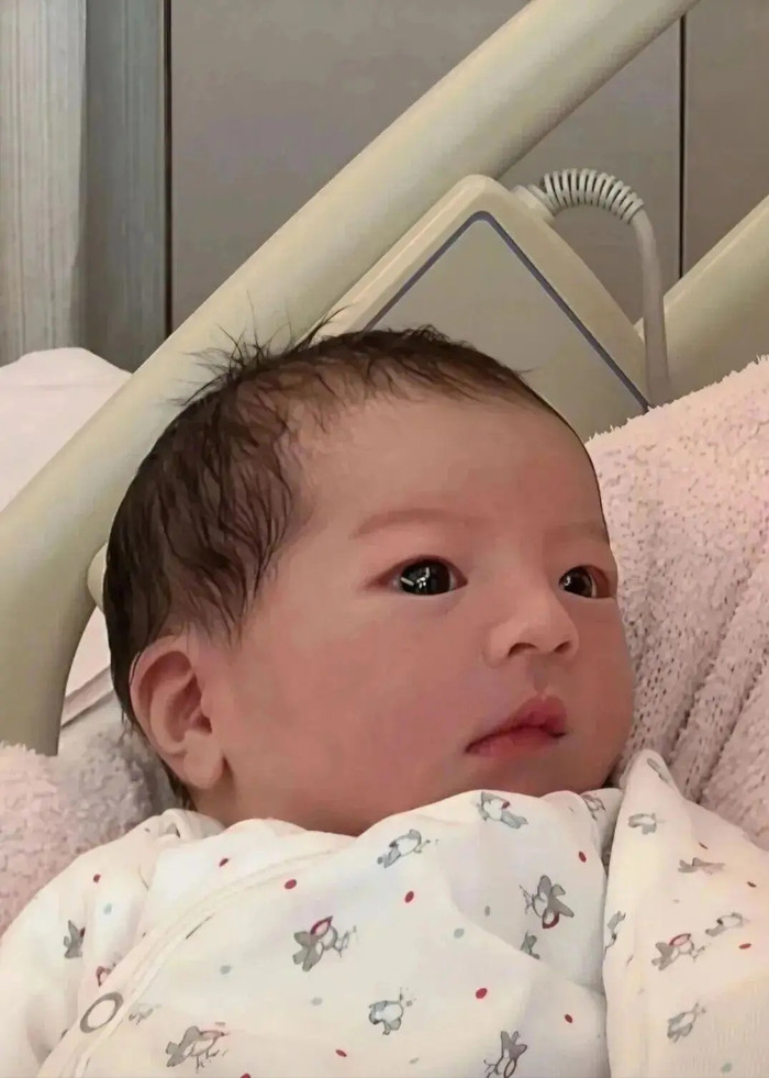 Nam ca sĩ U70 sinh con thứ 3 với vợ kém 22 tuổi, đứa bé gây sốt vì nhan sắc quá xinh đẹp Ảnh 2