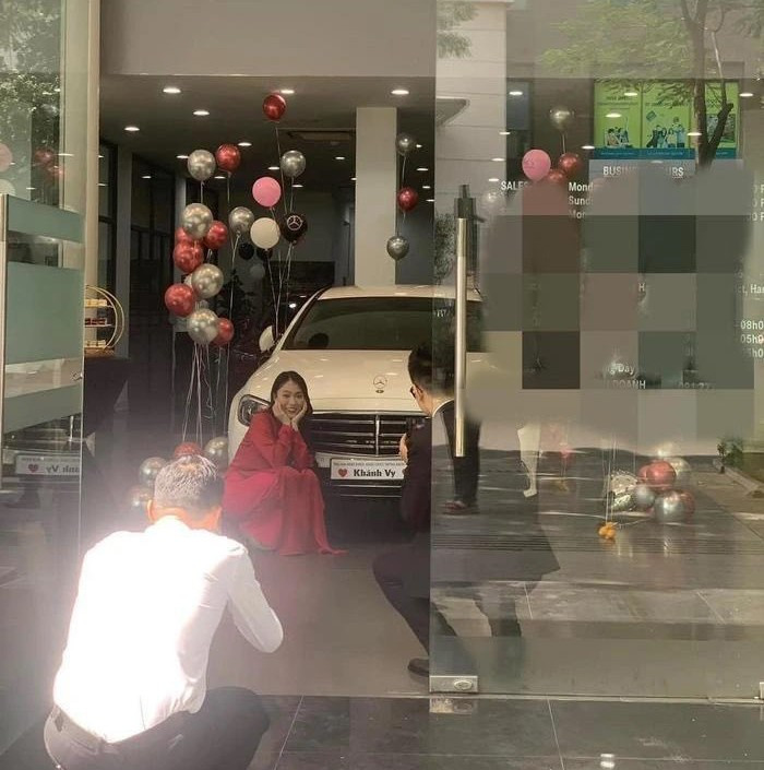 Khánh Vy và chiếc Mercedes E200 Exclusive.