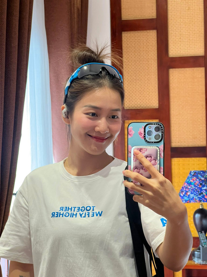 Khả Ngân hào hứng check-in bằng điện thoại. Ảnh: FBNV