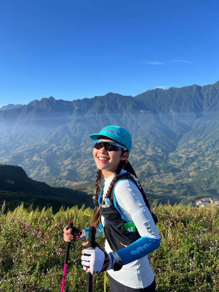 Khả Ngân đeo đồng hồ trong một chuyến leo núi. Ảnh: FBNV