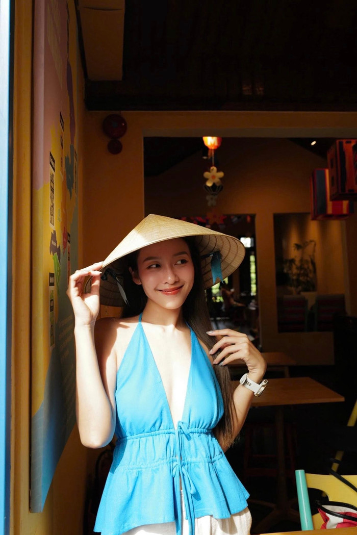 Khả Ngân đeo đồng hồ trong một lần đi du lịch. Ảnh: FBNV