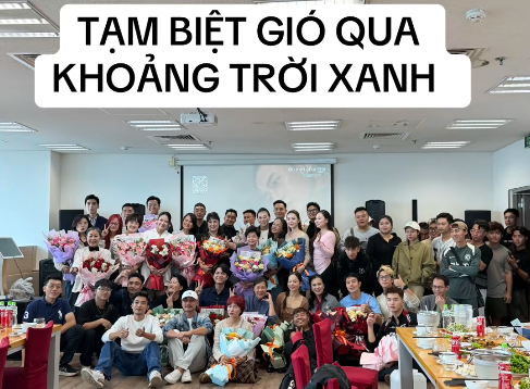 Phương Oanh đứng giữa ảnh chụp tập thể đoàn phim, cho thấy vị thế không thể thay thế của nữ diễn viên (Ảnh: FBNV).