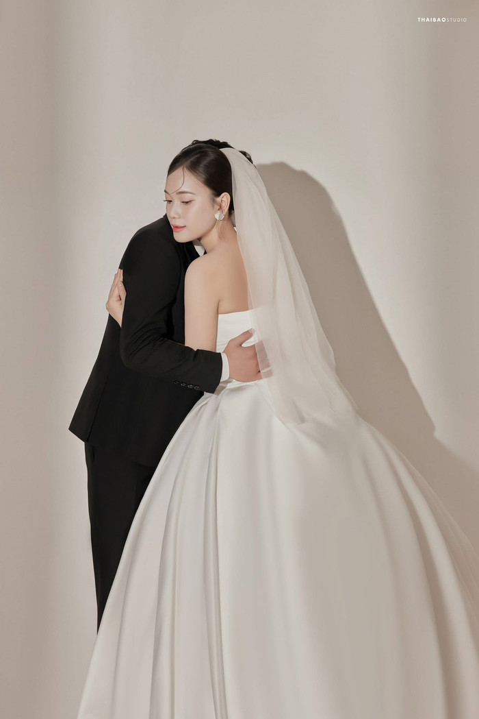 Hồ Văn Cường đã vượt qua các đồng nghệ cùng trang lứa khi có vợ vào tháng 5 năm nay.